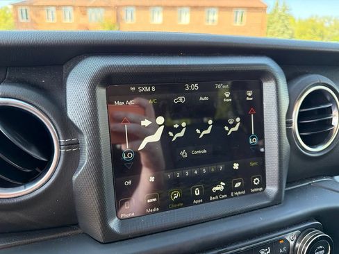 Used 2022 Jeep Wrangler Unlimited Sahara w/ Cold Weather Group AWD/4WD image 16