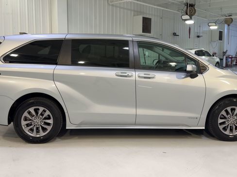 Used 2021 Toyota Sienna LE FWD image 2