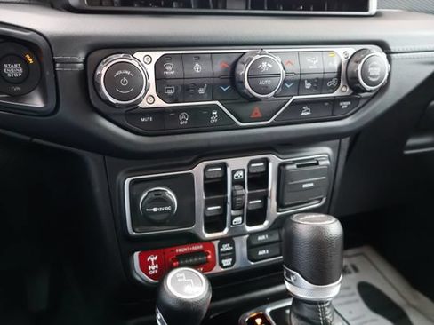 Used 2024 Jeep Gladiator Rubicon w/ Convenience Group AWD/4WD image 13