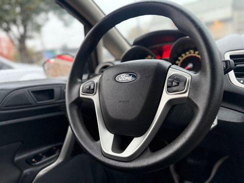 Used 2013 Ford Fiesta SE image 9