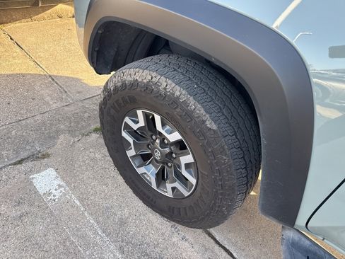 Used 2023 Toyota Tacoma TRD Off-Road image 11