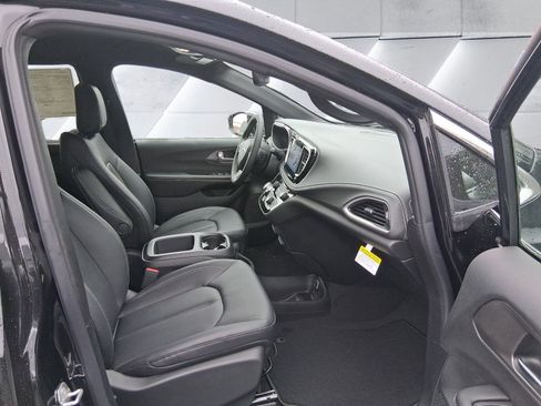 New 2026 Chrysler Pacifica Select image 16