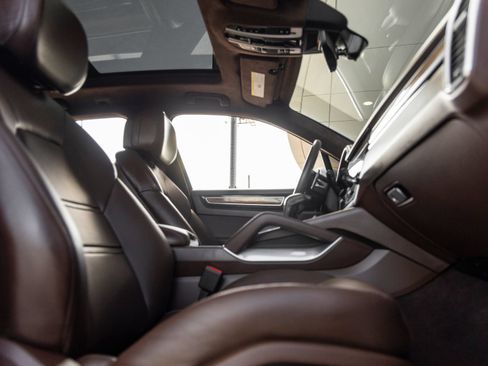 Certified 2023 Porsche Cayenne Turbo AWD/4WD image 46