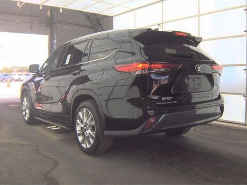 Used 2023 Toyota Highlander Limited FWD image 4