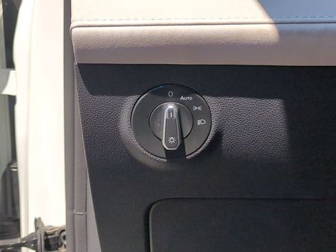 Used 2025 Volkswagen Taos SE FWD image 23