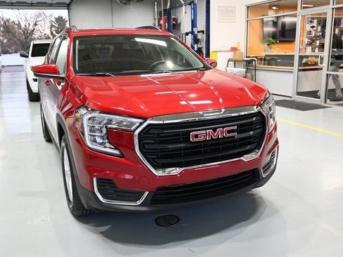 Used 2023 GMC Terrain SLE w/ Driver Convenience Package image 3