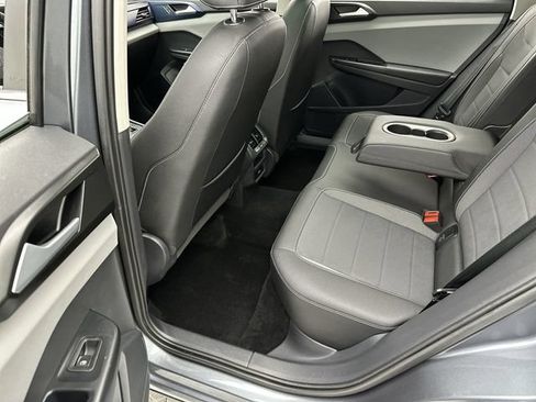 Certified 2023 Volkswagen Taos SE w/ Panoramic Sunroof Package AWD/4WD image 23