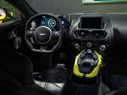 Used 2019 Aston Martin V8 Vantage Coupe RWD image 2