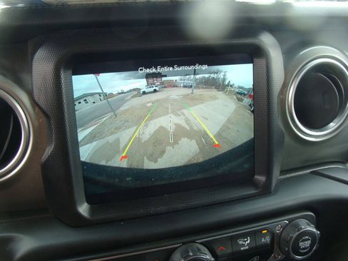 Used 2020 Jeep Wrangler Unlimited Sahara w/ Uconnect 4C Nav & Sound Group AWD/4WD image 9
