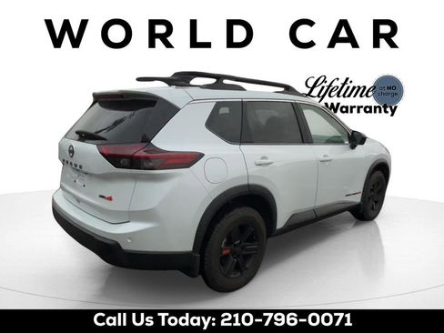 Used 2025 Nissan Rogue SV image 3