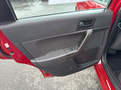 Used 2010 Ford Focus SE FWD image 12