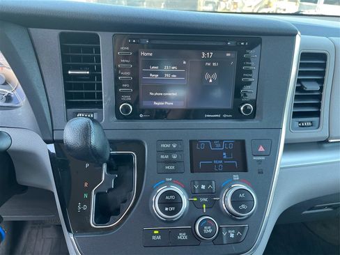 Used 2018 Toyota Sienna LE FWD image 14