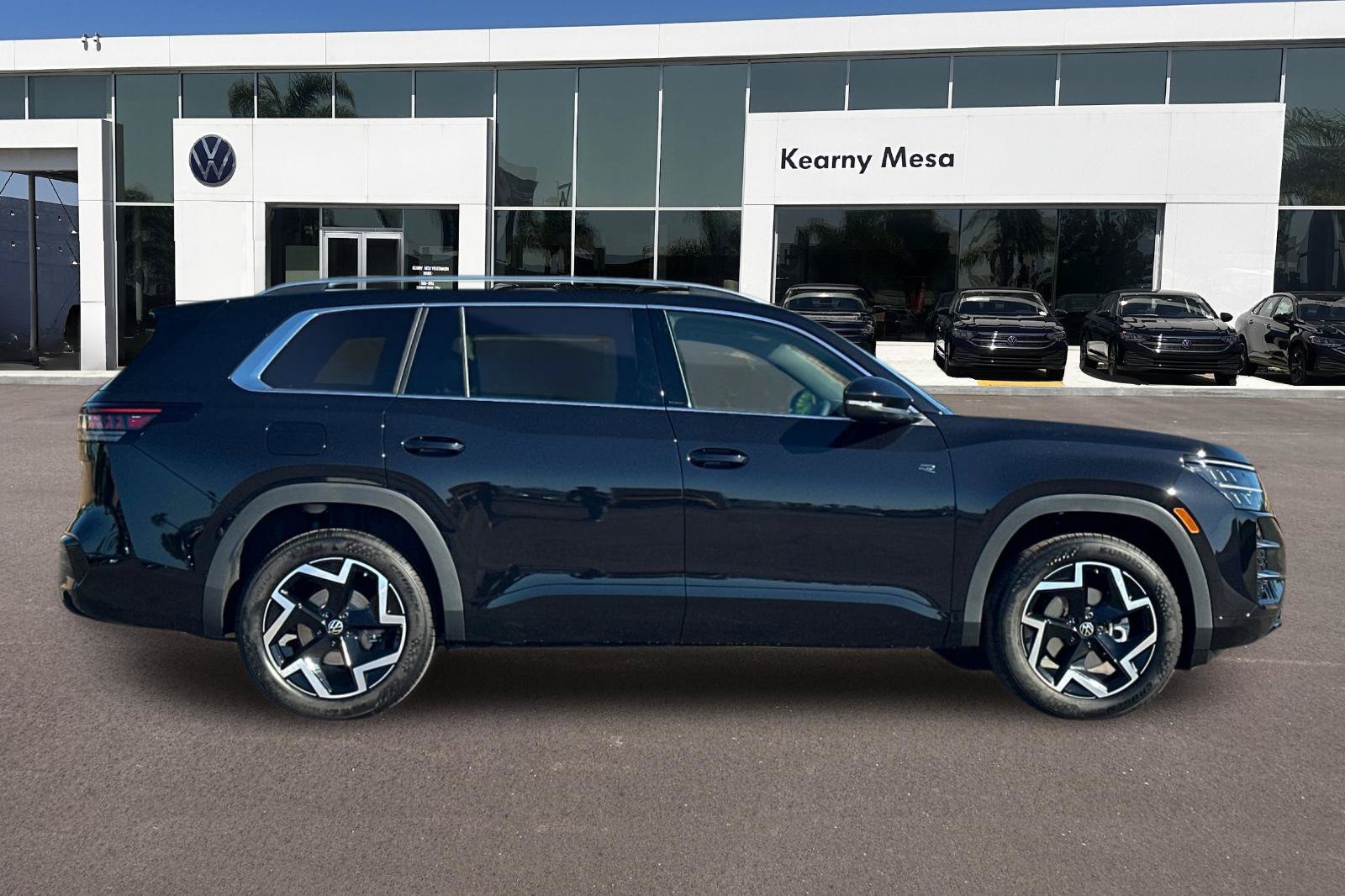 New 2027 Volkswagen Atlas SEL R-Line AWD/4WD image 3