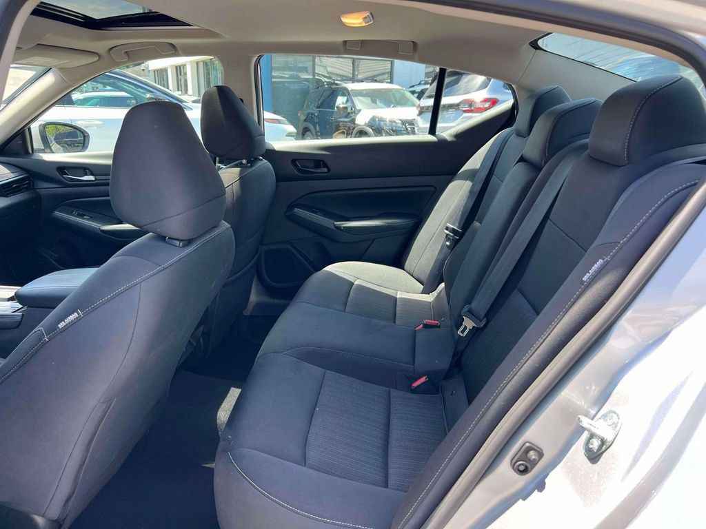 Used 2024 Nissan Altima 2.5 SV w/ SV Premium Package AWD/4WD image 12