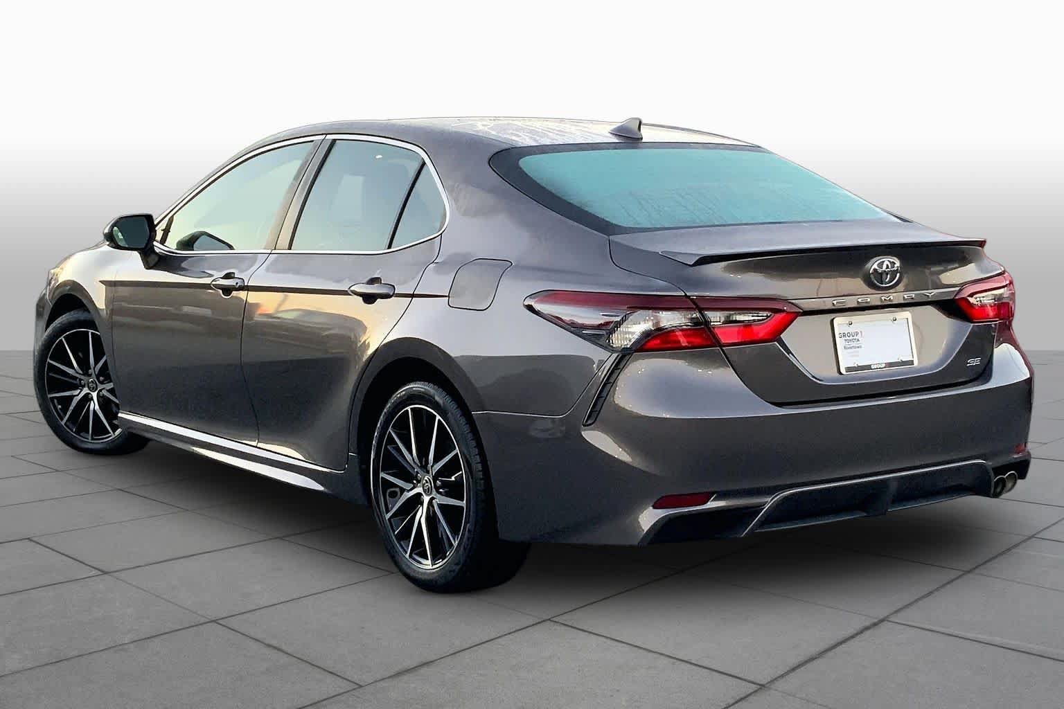 Used 2022 Toyota Camry SE FWD image 11
