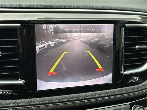 Used 2019 Chrysler Pacifica Limited image 27