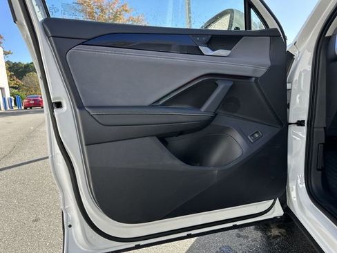 New 2025 Volkswagen Tiguan SE image 13