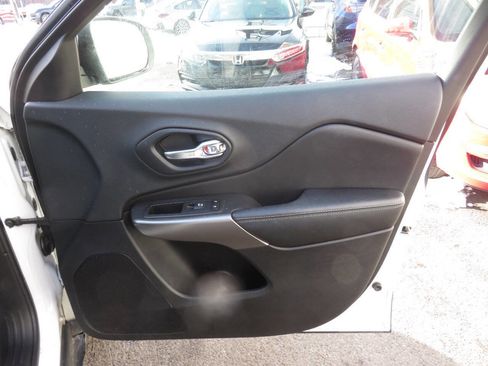 Used 2019 Jeep Cherokee Limited image 27