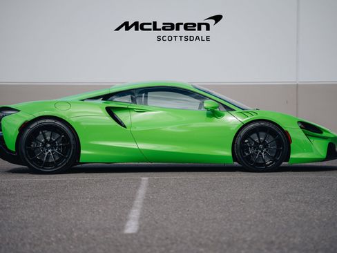 Used 2025 McLaren Artura image 11