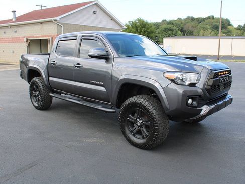 Used 2019 Toyota Tacoma TRD Sport AWD/4WD image 8