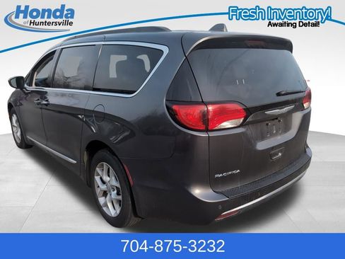 Used 2017 Chrysler Pacifica Touring-L w/ Tire & Wheel Group image 5