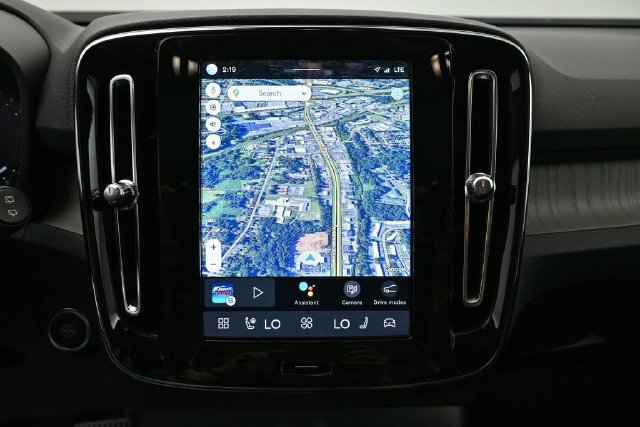 Used 2023 Volvo XC40 B4 Plus w/ Driver Assist Package FWD image 13