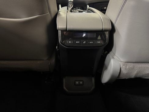 Used 2021 Toyota Highlander XLE FWD image 33