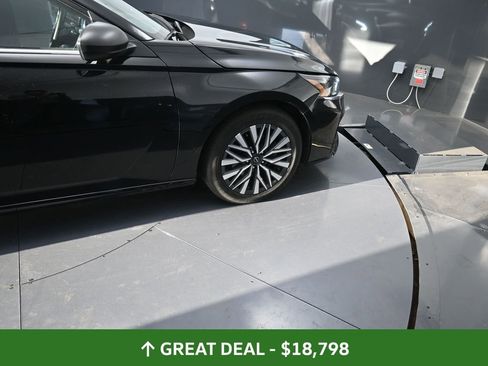 Used 2024 Nissan Altima 2.5 SV image 24