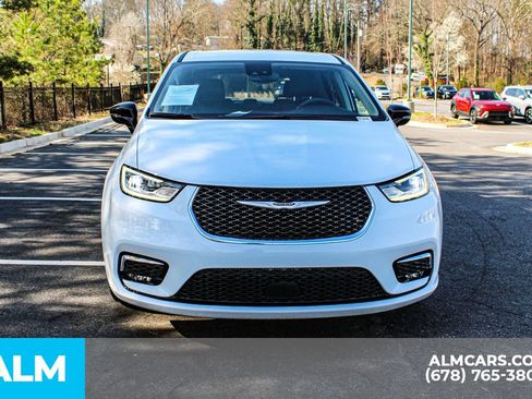Used 2024 Chrysler Pacifica Touring-L FWD image 10