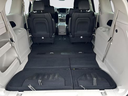 Used 2023 Chrysler Pacifica Touring-L image 21