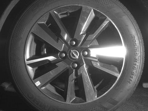 Used 2025 Nissan Versa SV FWD image 15
