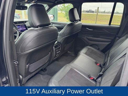 Used 2024 Jeep Grand Cherokee Altitude image 11