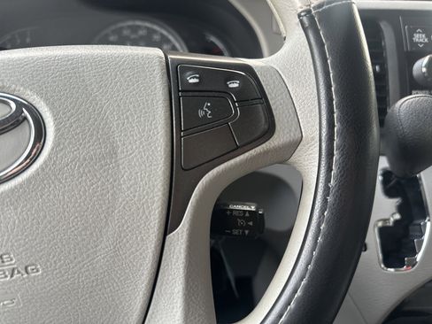 Used 2013 Toyota Sienna LE image 28