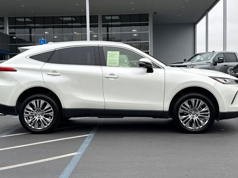 Used 2022 Toyota Venza XLE image 2