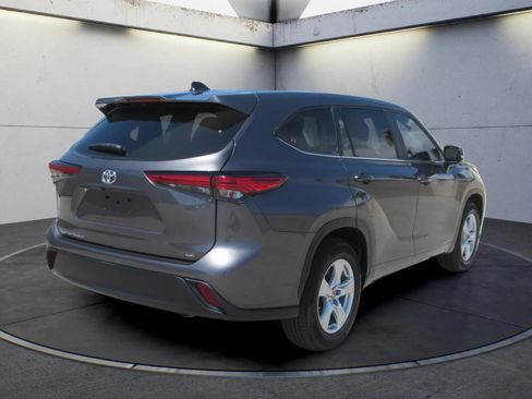 Used 2023 Toyota Highlander LE FWD image 5