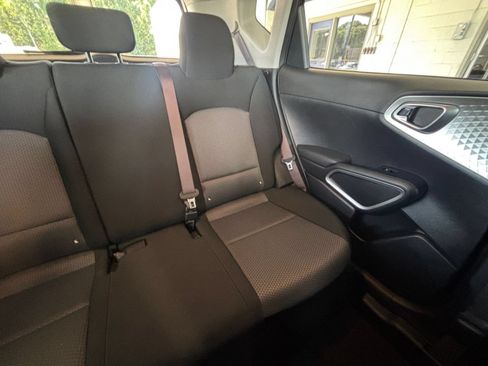 Used 2025 Kia Soul LX w/ LX Technology Package FWD image 34