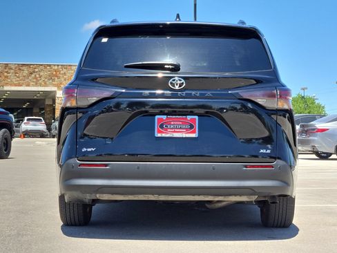 Certified 2026 Toyota Sienna XLE FWD image 4
