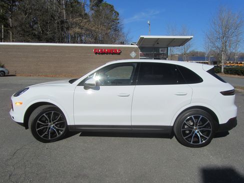 Used 2022 Porsche Cayenne image 6
