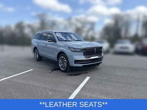 Used 2025 Lincoln Navigator Reserve AWD/4WD image 9