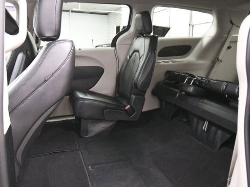 Used 2024 Chrysler Pacifica Touring-L image 20