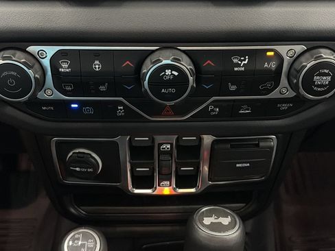 Used 2024 Jeep Wrangler Unlimited Sahara w/ Technology Group AWD/4WD image 23