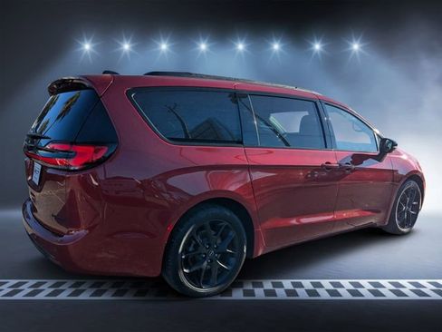 Used 2025 Chrysler Pacifica Limited FWD image 3