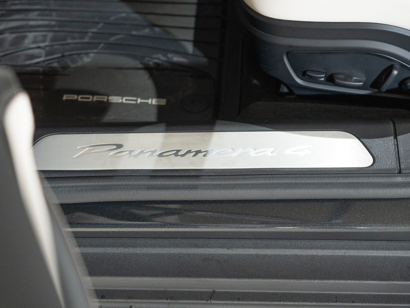 Certified 2026 Porsche Panamera 4 AWD/4WD image 12