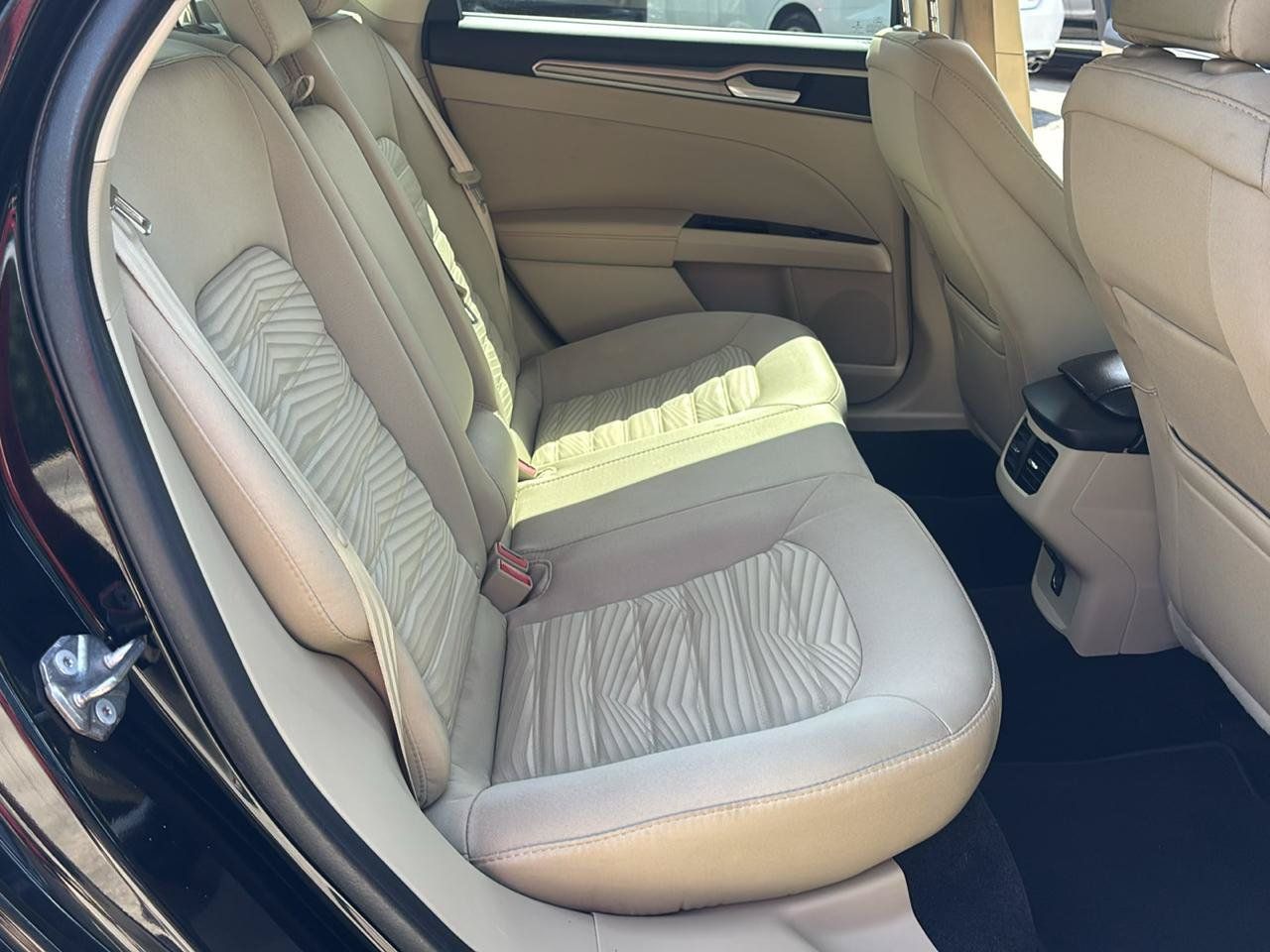 Used 2016 Ford Fusion SE FWD image 15