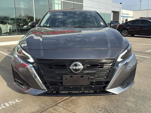 Used 2024 Nissan Altima 2.5 SV FWD image 2