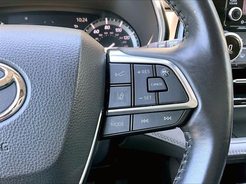 Used 2021 Toyota Highlander XLE AWD/4WD image 25