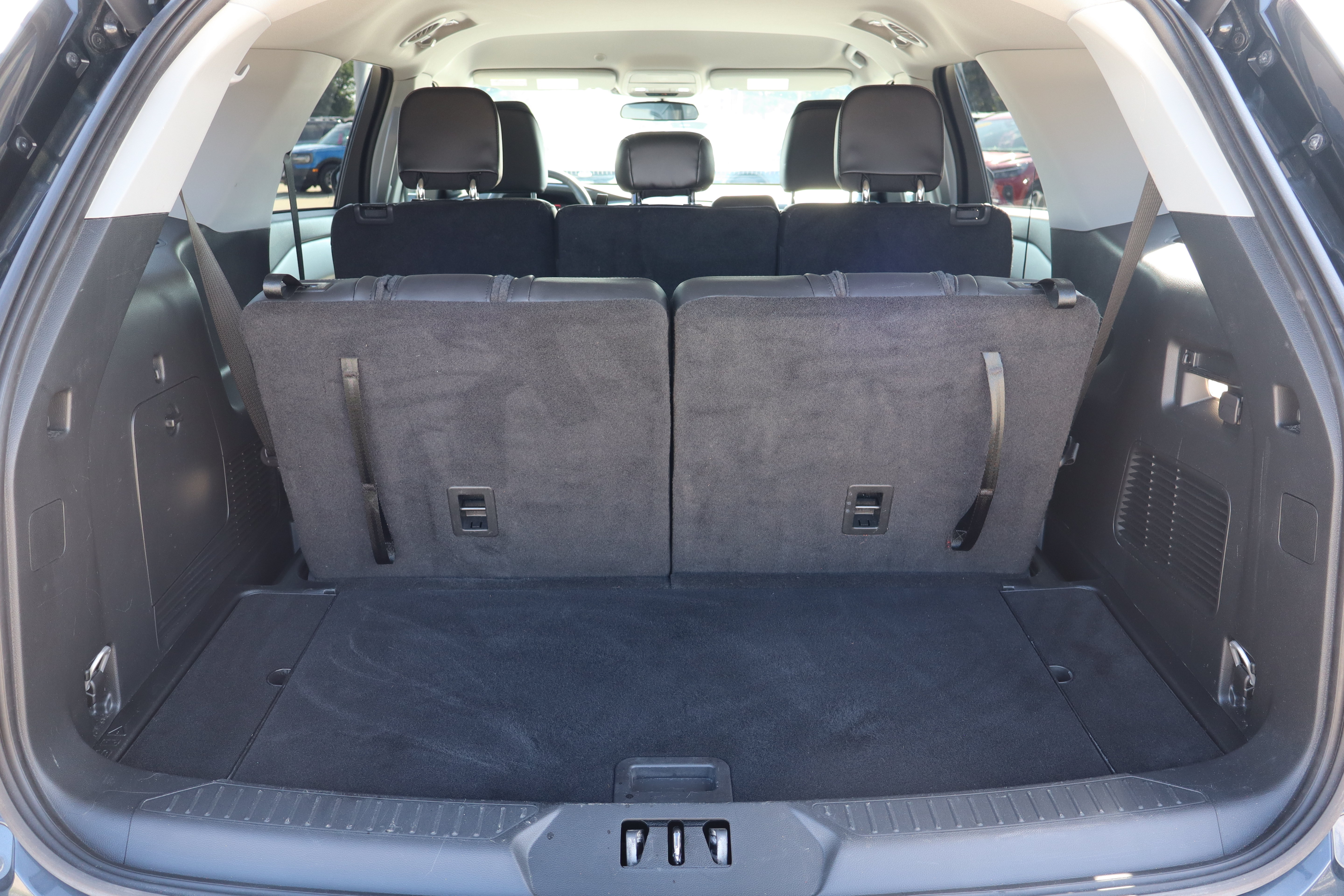 Used 2024 Ford Explorer XLT w/ Equipment Group 202A AWD/4WD image 31