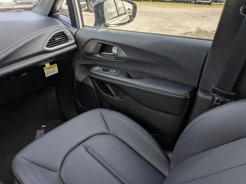New 2026 Chrysler Pacifica Select FWD image 19