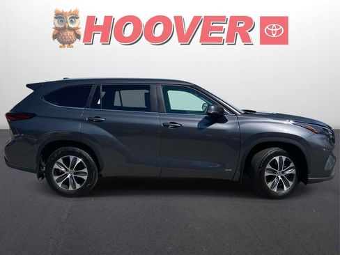 Used 2025 Toyota Highlander XLE AWD/4WD image 2
