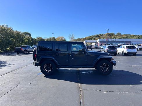 Used 2018 Jeep Wrangler Unlimited Sahara image 2